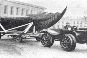 Bilde av Gokstadskipet fraktes til Vikingtidsmuseet på Bygdøy